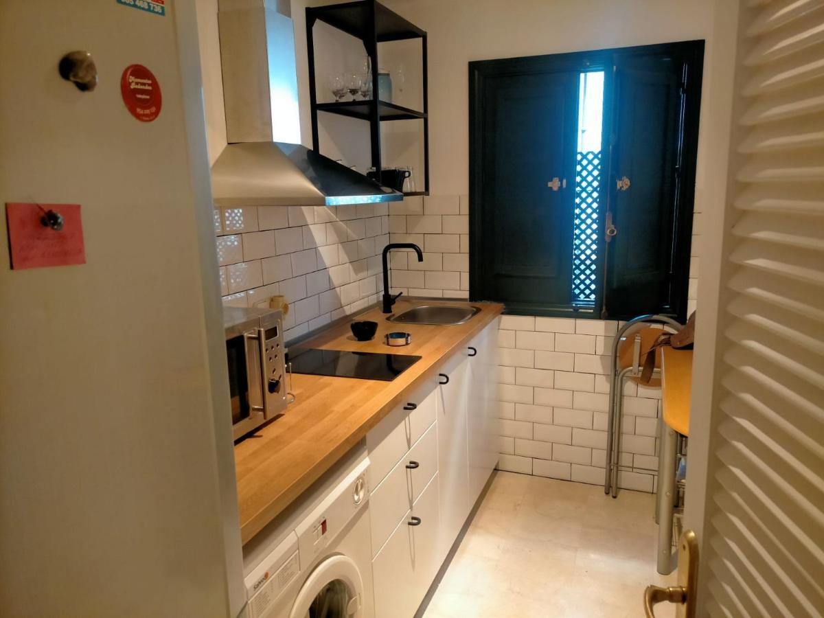 Alameda Donkey Parking Apartment Севиля Екстериор снимка