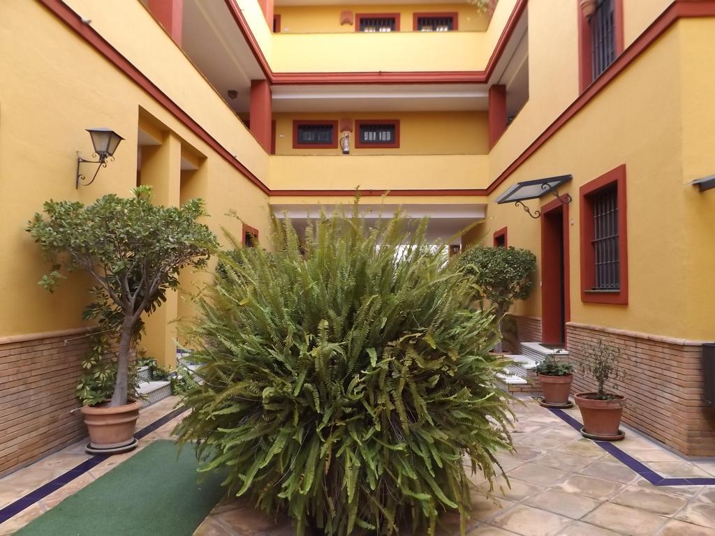 Alameda Donkey Parking Apartment Севиля Екстериор снимка