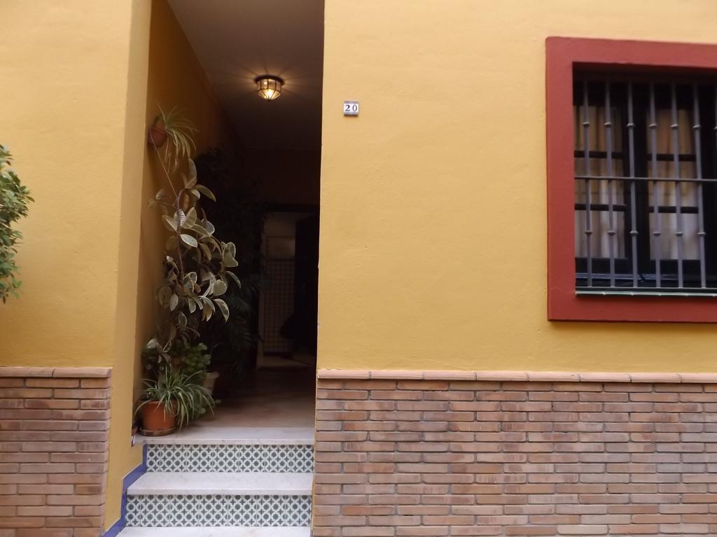 Alameda Donkey Parking Apartment Севиля Екстериор снимка